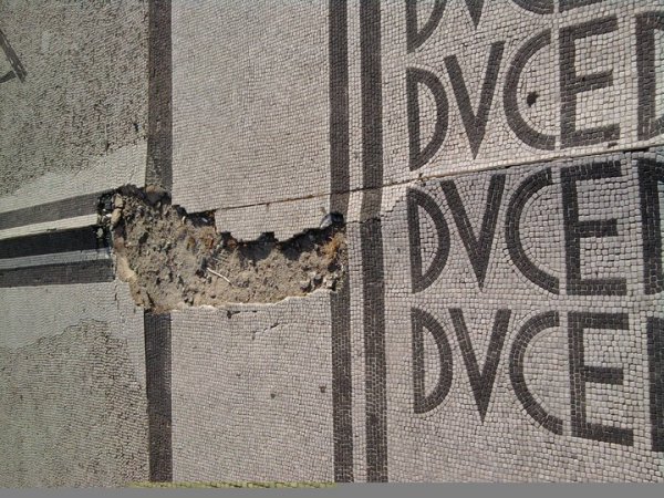 En honor del Duce. Mosaicos fascistas. Estadio olimpico. Roma.Foto R.Puig.