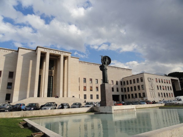 Minerva frente a la fachada de La Sapienza. Foto R.Puig.