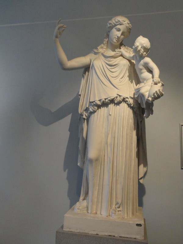 Plutón niño en brazos de Irene. Gipsoteca de Roma. Foto R.Puig.