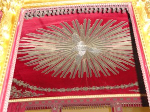 El Espíritu Santo tapiza la carroza del papa León XII. Foto R.Puig.