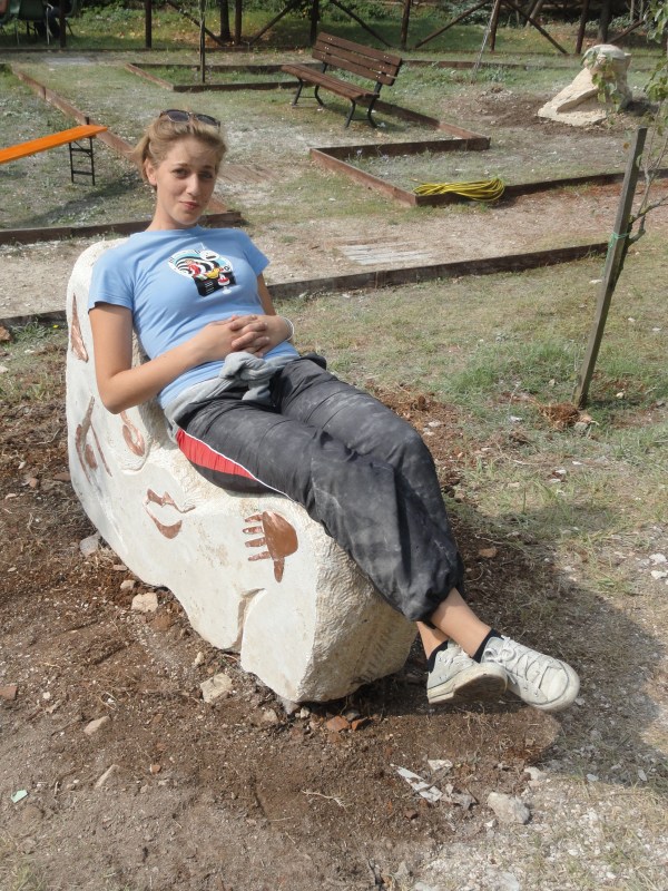 Eugenia Arrabito descansa sobre su obra. Foto R.Puig