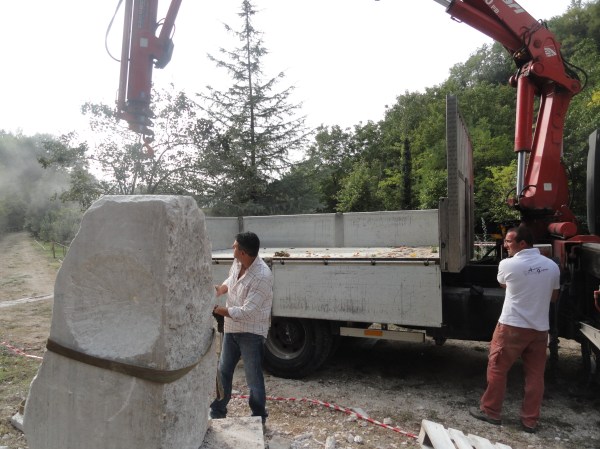 Mi escultura se va a la cascada, con Giuseppe y Giovanni la emplazamos Foto R.Puig