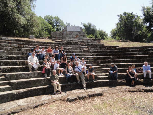 Nuestro grupo en el teatro romano de Tusculum. Foto R.Puig