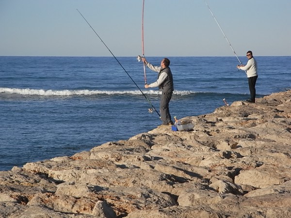 Expertos pescadores. David es el de blanco.Foto R.Puig