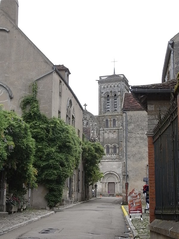 Calle de San Pedro.Asoma la fachada de la basílica de Vézelay.Foto R.Puig.