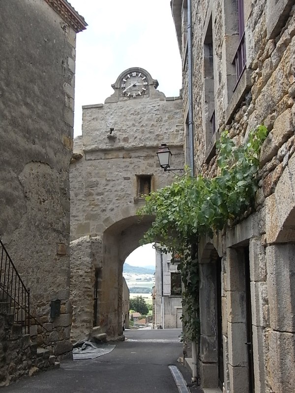 Montpeyroux.El arco del reloj.Foto R.Puig