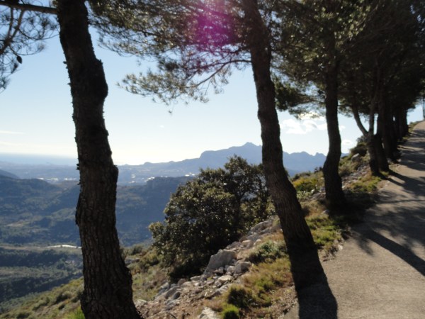Bajando de las alturas del Col de Rates.Foto R.Puig.