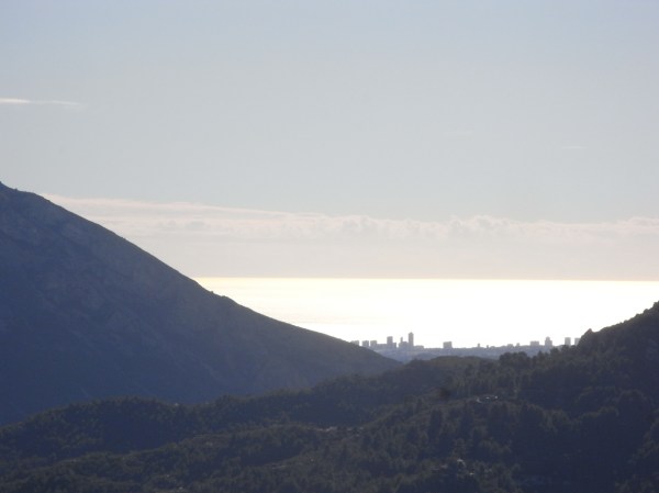Benidorm desde las alturas del Col de Rates.Foto R.Puig.