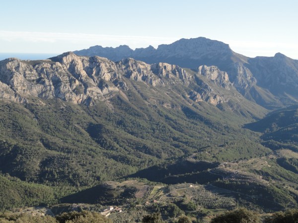 La sierra del Ferrer tras las cimas de Bernia. Foto R.Puig