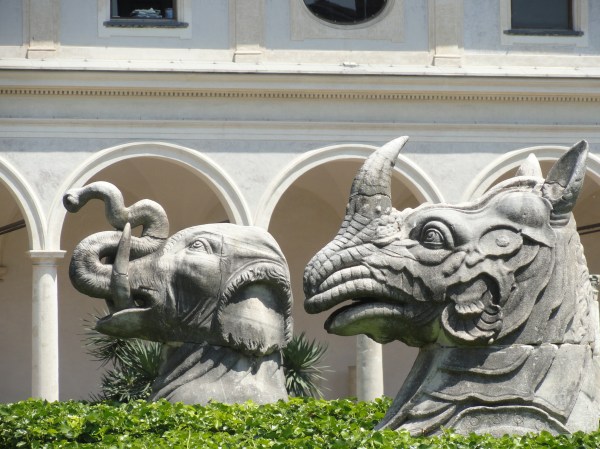 Cabezas de elefante y rinoceronte asiatico. Fines del s.XVI. Chiostro Michelangelo. Museo delle Terme. Roma. Foto R.Puig
