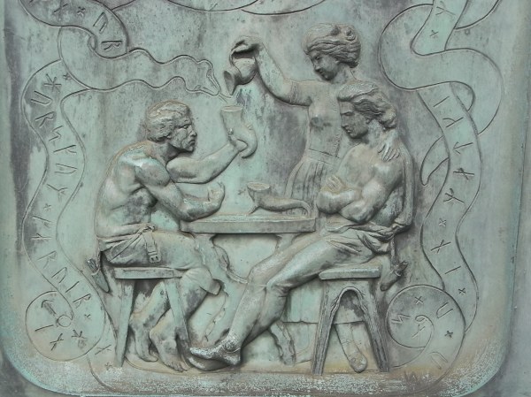 Dos colegas beben juntos.Bajorrelieve.J.P.Molin.Foto R.Puig