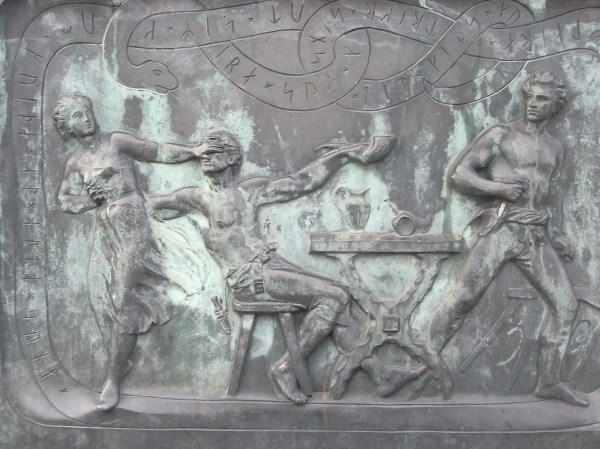 El borracho se propasa.Bajorrelieve.J.P.Molin.Foto R.Puig