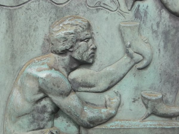 Este ha trincado demasiado.Bajorrelieve.J.P.Molin.Foto R.Puig