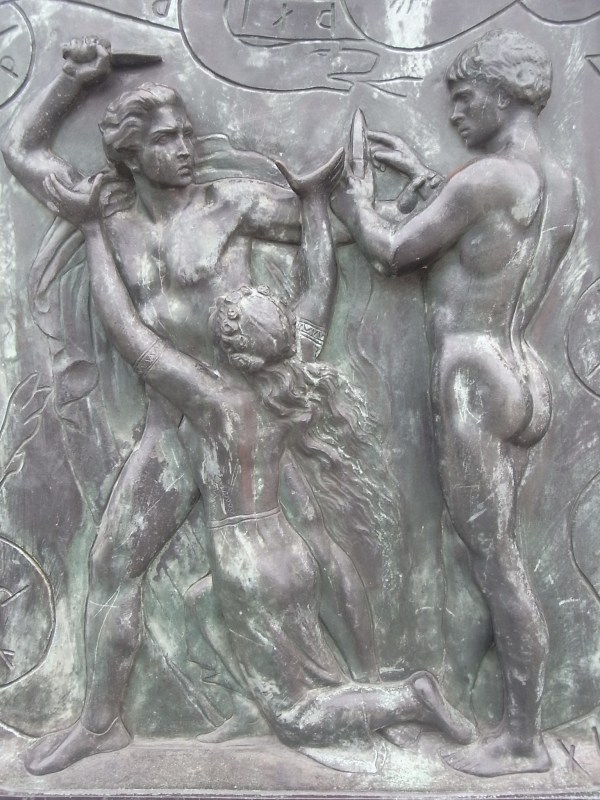 La joven pide paz.Bajorrelieve.J.P.Molin.Foto R.Puig