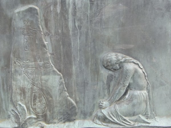 Llorando a los muertos.Bajorrelieve.J.P.Molin.Foto R.Puig