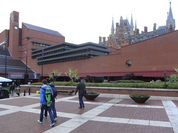 La British Library con las torres de Saint Pancras.Foto R.Puig