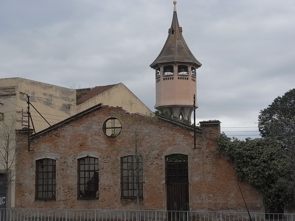 La torre del agua tras las ruinas del pasado industrial .Foto R.Puig