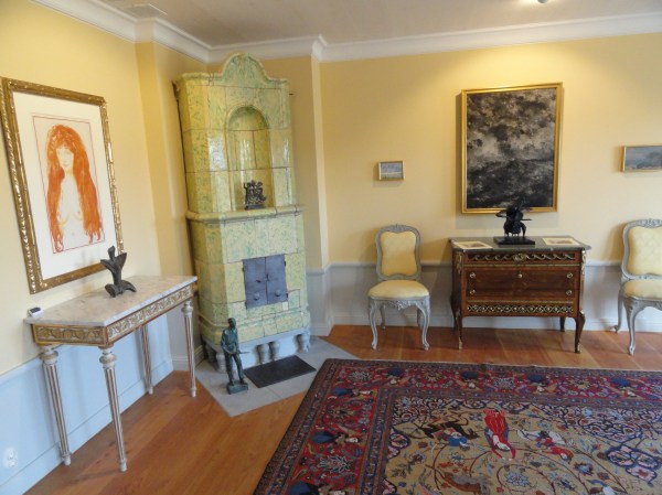 El rincón de la chimenea con cuadros de Munch y Strinderg.Sven Harris Museet. Estocolmo. Foto R.Puig JPG