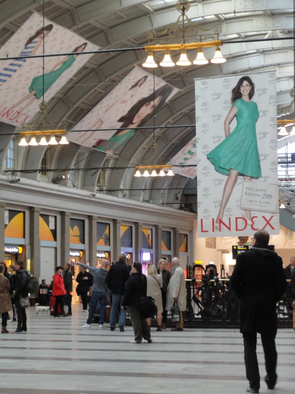Penélope nos recibe en la estación de Estocolmo. Foto R.Puig