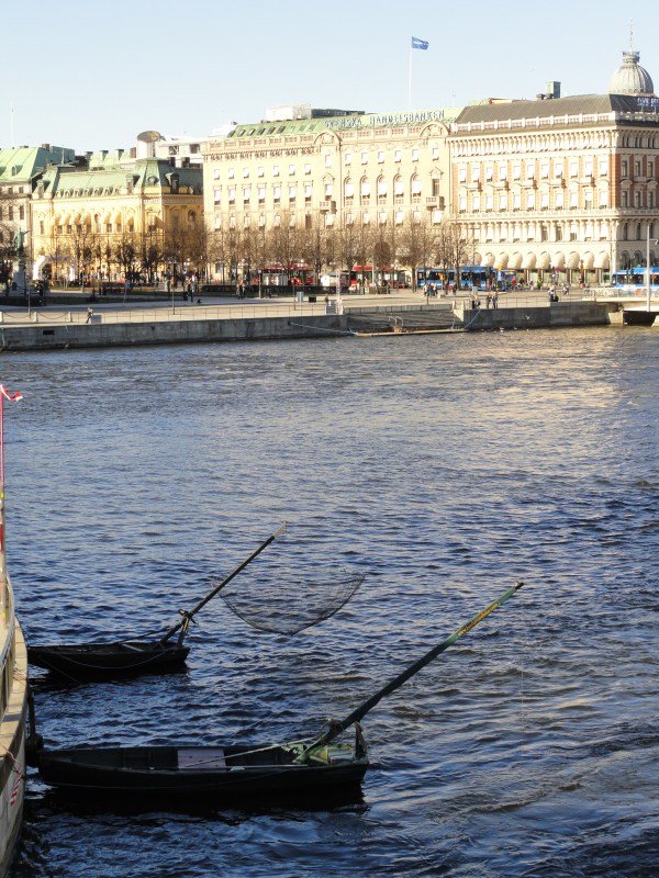 Pesca a la atarraya bajo el Norrbron.Estocolmo. Foto R.Puig