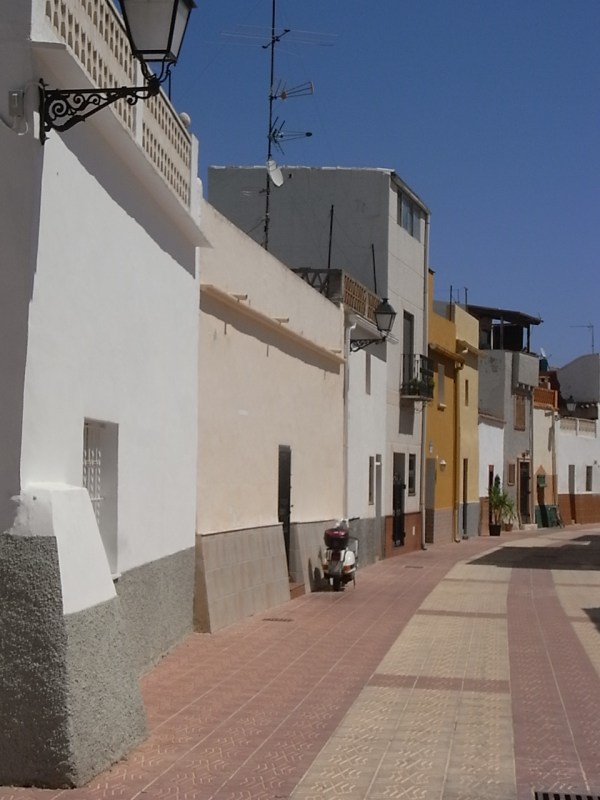 Antiguas casas con parapetos contra inundaciones. Els Poblets. Foto R.Puig.