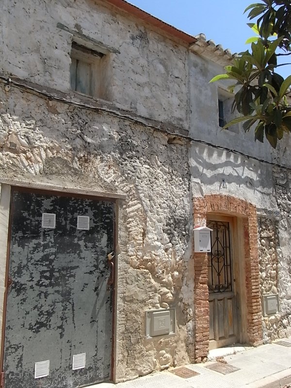 Arco de medio punto parcialmente destruido en una casa del conjunto clasificado de la torre medieval de Mira-rosa. Els Poblets. Foto R.Puig.
