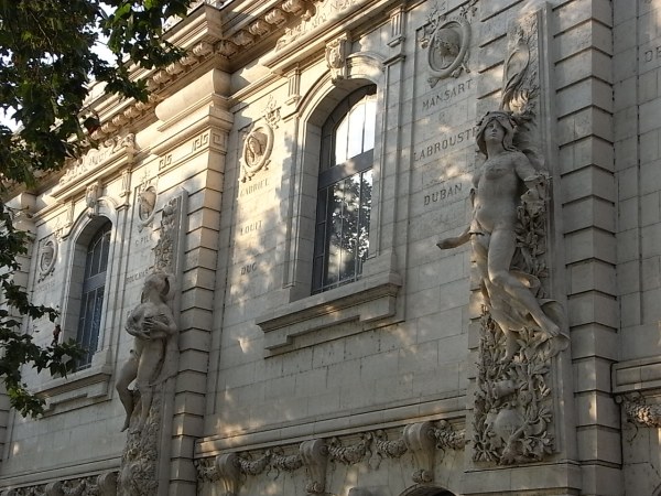 Fachada neoclasica con esculturas simbolistas. Escuela de Bellas Artes. Toulouse. Foto R.Puig.