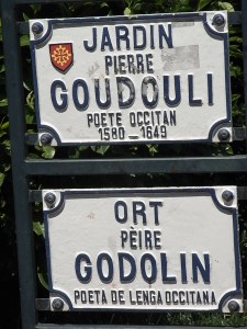 Las placas de plazas y calles en francés y en occitano. Toulouse. Foto R.Puig.