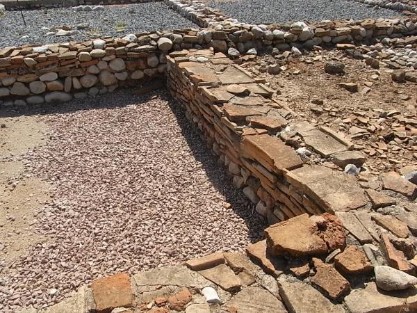 Muros de talleres. Alfar romano. Els Poblets. Foto R.Puig.