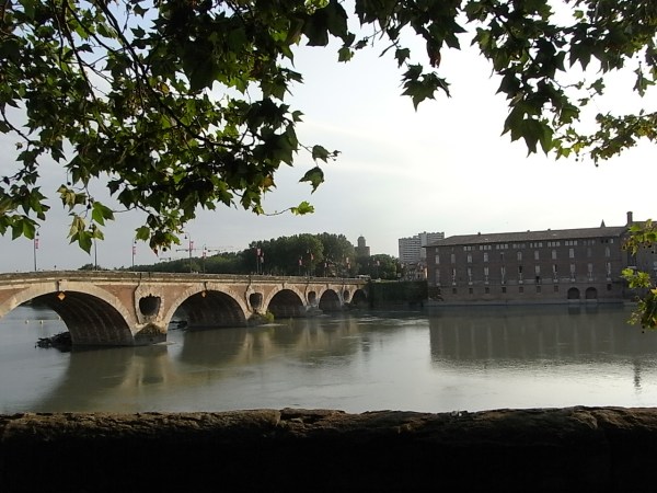 Pont Neuf y antiguo hospital desde la Escuela de Bellas Artes. Toulouse Foto R.Puig.