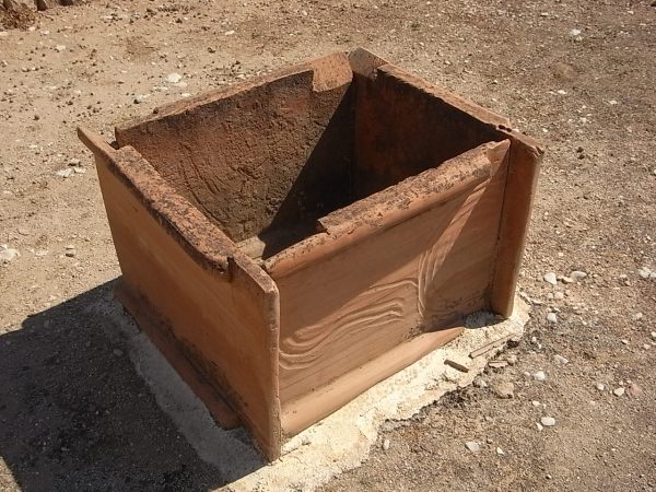 Recipiente de tejas para aamsar arcilla.Alfar romano. Els Poblets. Foto R.Puig.