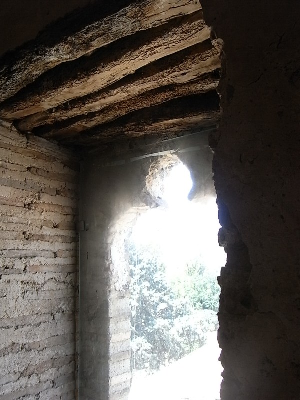 Ventana trilobulada.Torre medieval de Mira-rosa. Els Poblets. Foto R.Puig.