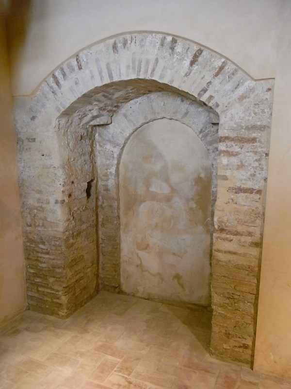 Vista del interior de la puerta original de la torre medieval de Mira-rosa. Els Poblets. Foto R.Puig.