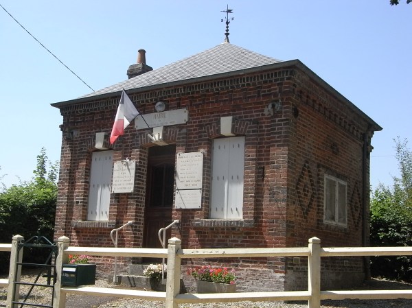 Caracteristico ayuntamiento normando en Saint Martin du Mesnil Oury. Foto R.Puig.