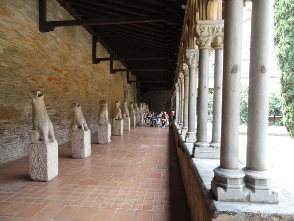 Galeria de gargolas. Claustro.Les Augustins. Foto R.Puig.