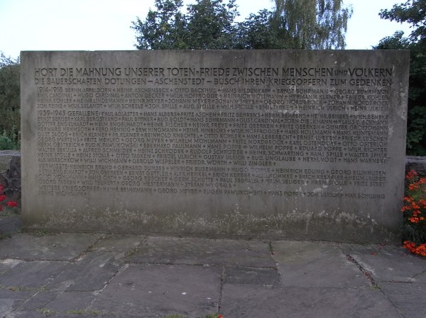 Monumento a los soldados del pueblo muertos en la I y la II guerras mundiales.Dotlingen. Foto R.Puig.