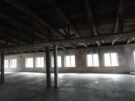 Nave de la vieja fabrica de lamparas de cristal en Nybro. Foto R.Puig.