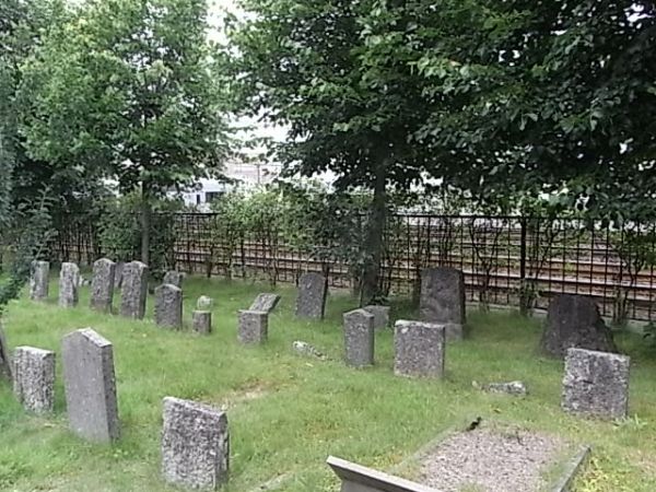 Tumbas ignotas junto a las vías del tren. Cementerio judio. Gotemburgo. Foto R.Puig.