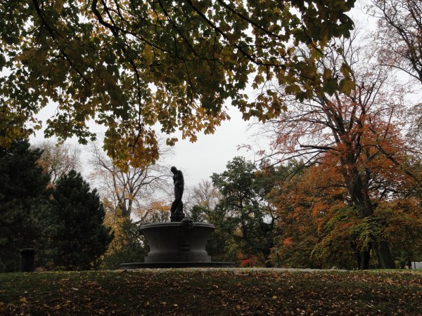 Flickan och sjötrollen. Ivar Johnsson 1919. Kungsparken.Foto R.Puig. JPG