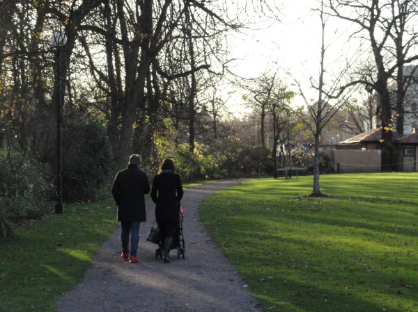 Paseo vespertino en Trädgårdforening. Foto R.Puig.