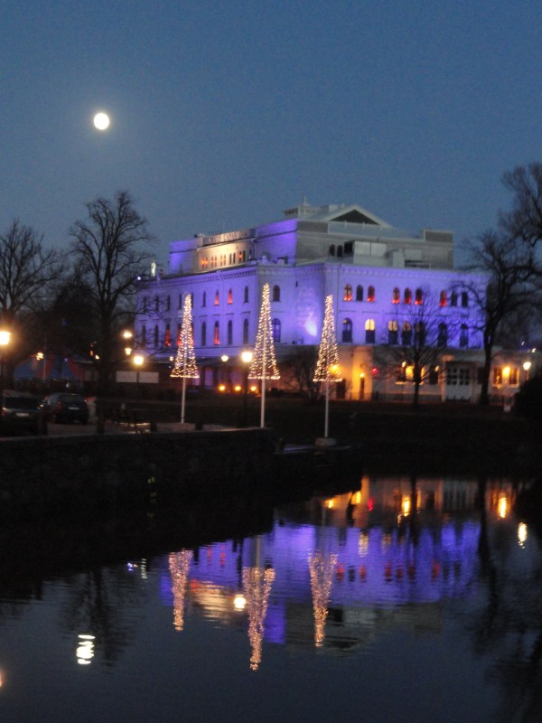 Gotemburgo. Gran Teatro bajo la luna. Foto R.Puig.