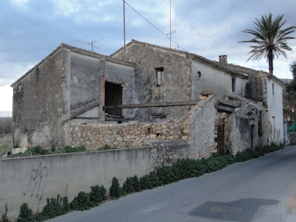 Se están cayendo. A la vera del marjal de Denia. Foto R.Puig