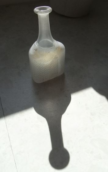 La botella y su sombra. Foto R.Puig