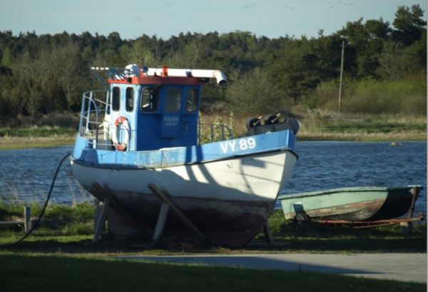 El barco con su barca en Ronehamn. Foto R.Puig
