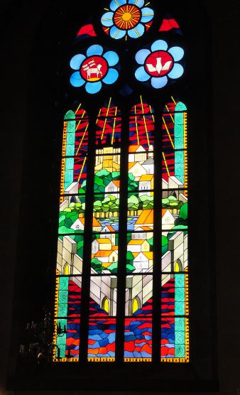 Visby. Vitral de la catedral con imagen de la ciudad. Foto R.Puig