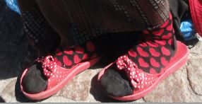 El calzado y los calcetines de Claudia. Foto R.Puig