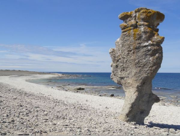 En la costa de los raukar de Fårö.. Foto R.Puig