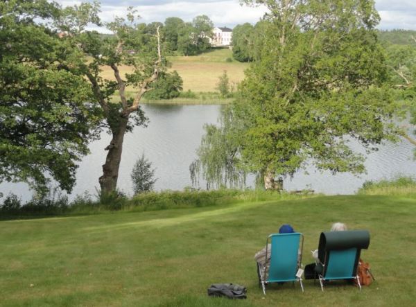 Recibiendo al verano frente al palacio de Nääs. Foto R.Puig