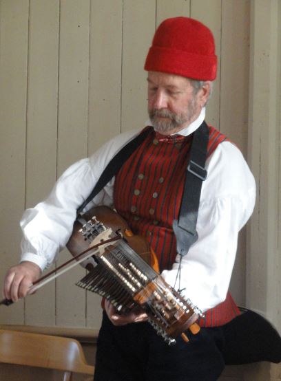 Tocando el arpa de llaves tradicional. Foto R.Puig