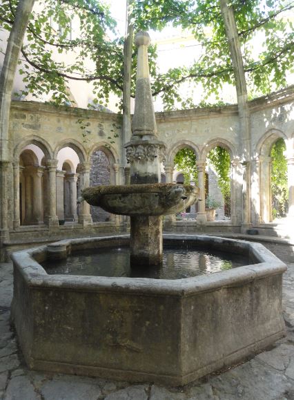 Abadía de Valmagne.  La fuente del claustro. Foto R.Puig